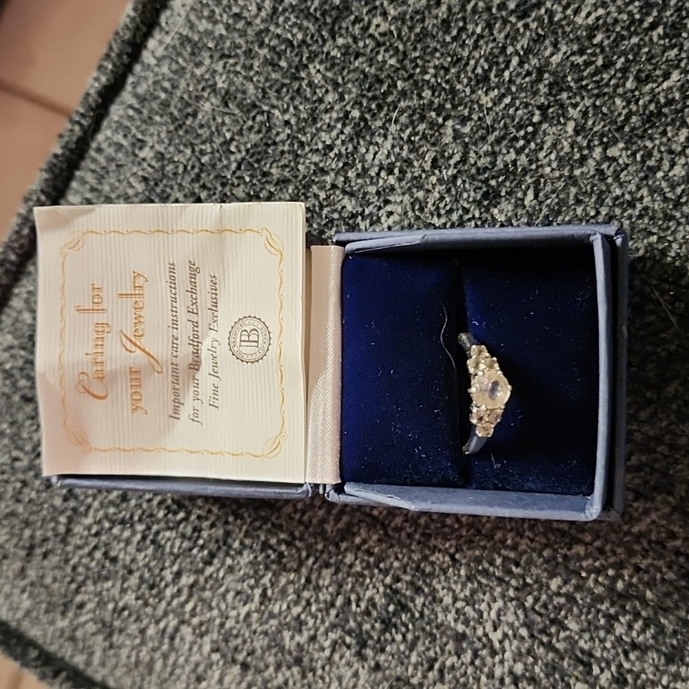 Engagement ring - Picture 2 of 6